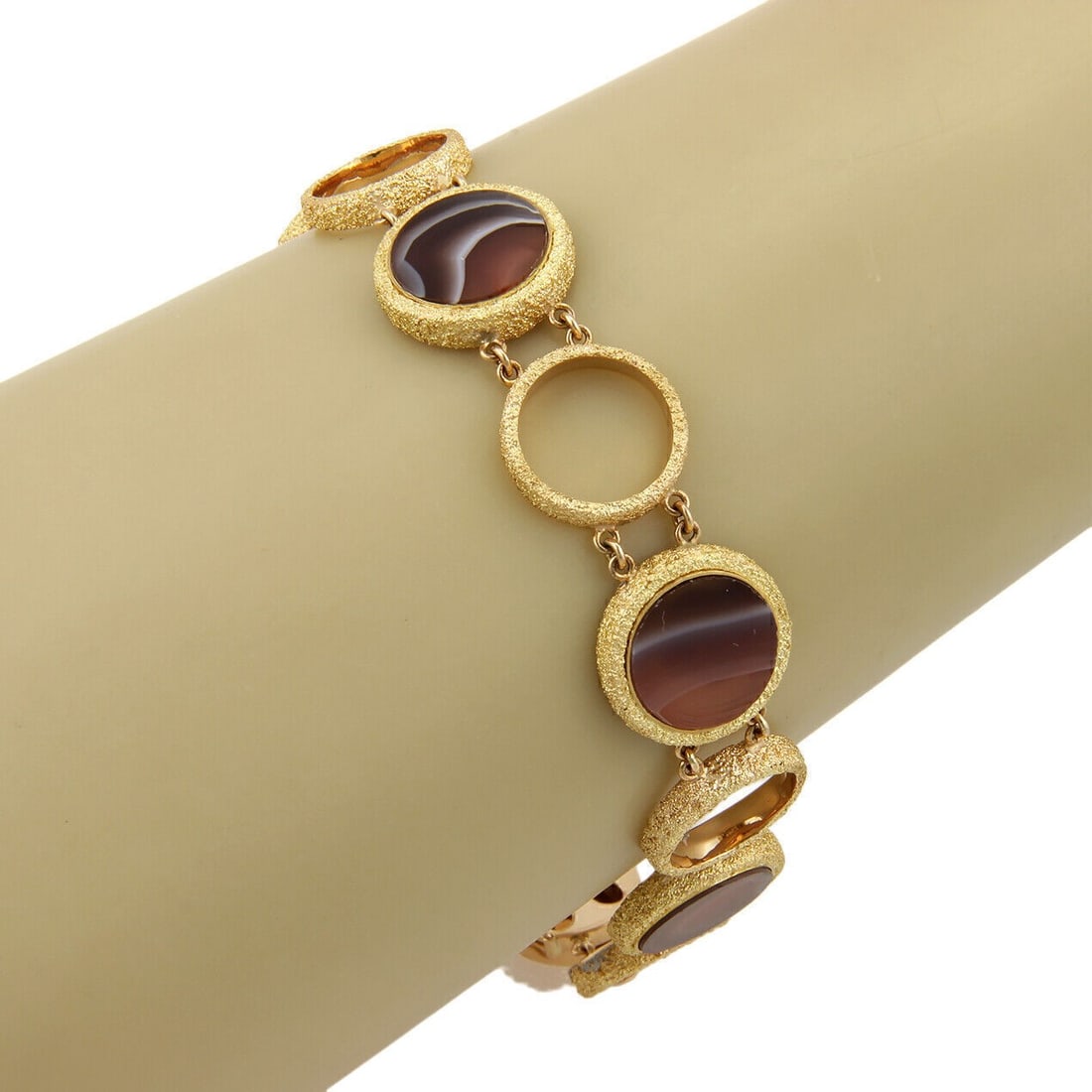 Vintage Link Bracelet with Agate Circles in 18k Yellow Gold: Vintage Link Bracelet with Agate Circles in 18k Yellow Gold This vintage link bracelet features circular agate links set in high-quality 18k yellow gold, offering a distinctive and elegant design. The