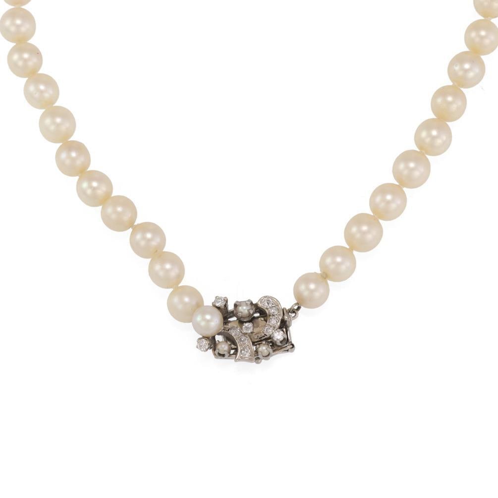 Vintage Pearl Necklace with 14k White Gold Floral Clasp and Diamonds: Vintage Pearl Necklace with 14k White Gold Floral Clasp and Diamonds This vintage pearl necklace features a beautifully crafted clasp made from 14k white gold, showcasing an elegant old-style design a