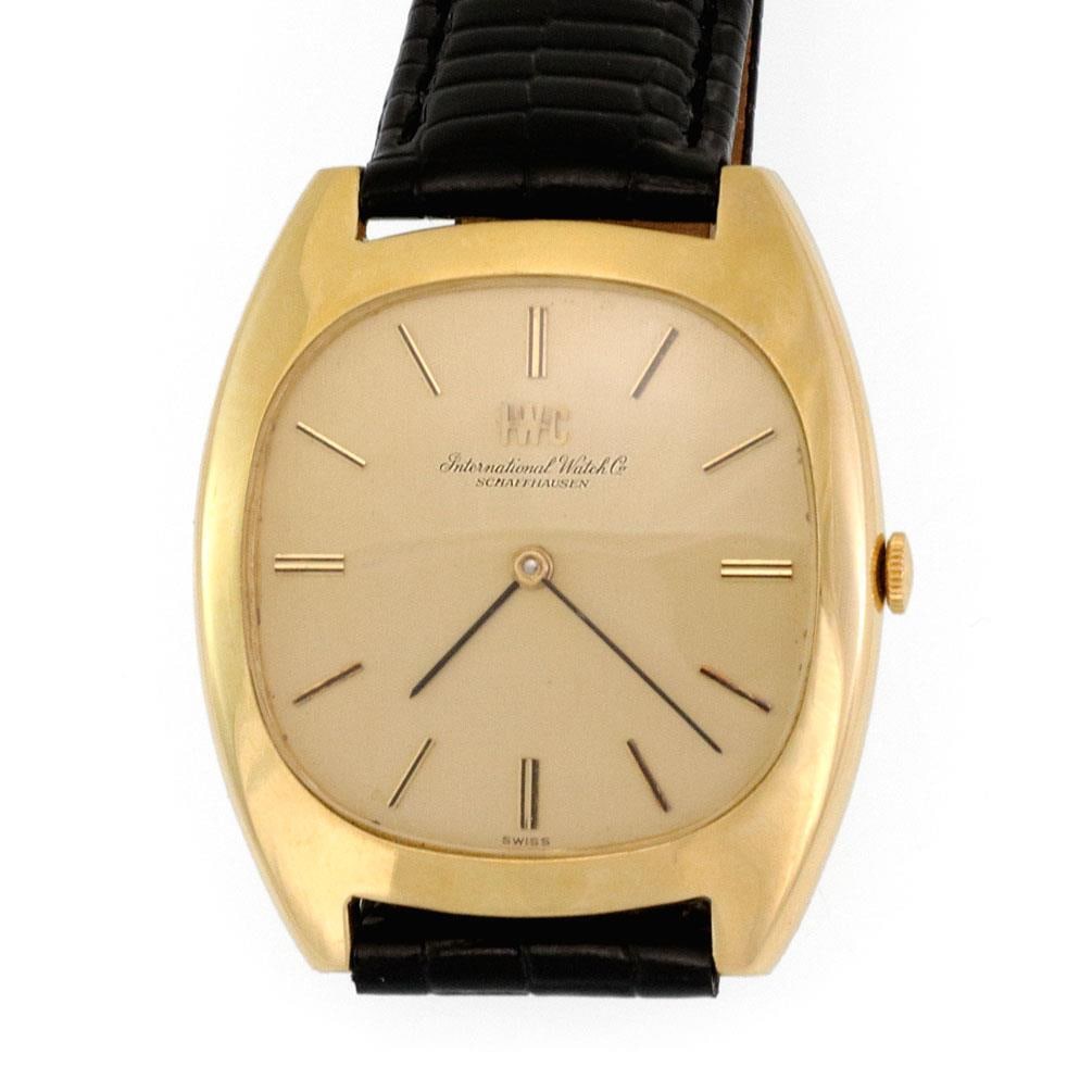 IWC Schaffhausen 18k Gold Mechanical Men's Watch with Leather Band: IWC Schaffhausen 18k Gold Mechanical Men's Watch with Leather Band This exquisite men's wristwatch from International Watch Co. Schaffhausen embodies elegance and craftsmanship. The timepiece features
