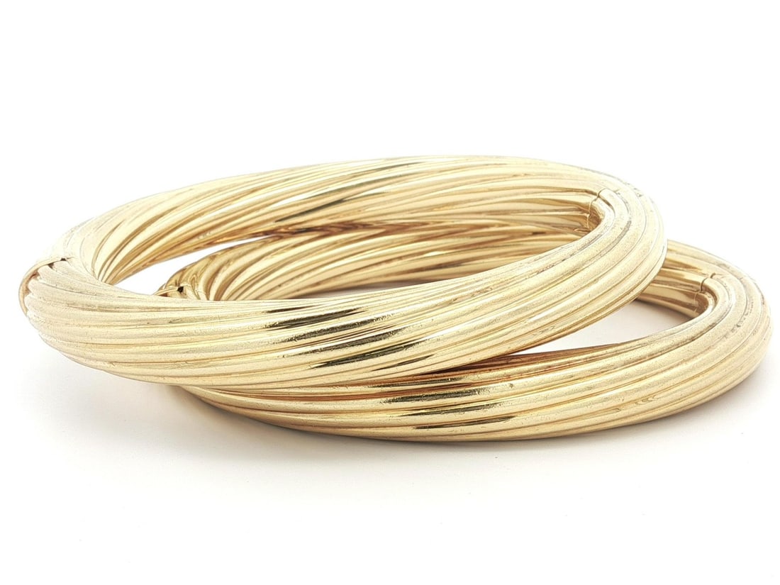Vintage 18k Yellow Gold Twisted Cable Bangle Bracelet Pair: Vintage 18k Yellow Gold Twisted Cable Bangle Bracelet Pair This vintage pair of hinged bangle bracelets is crafted from solid 18k yellow gold, featuring a twisted cable tube design. Weighing 98.25 gra