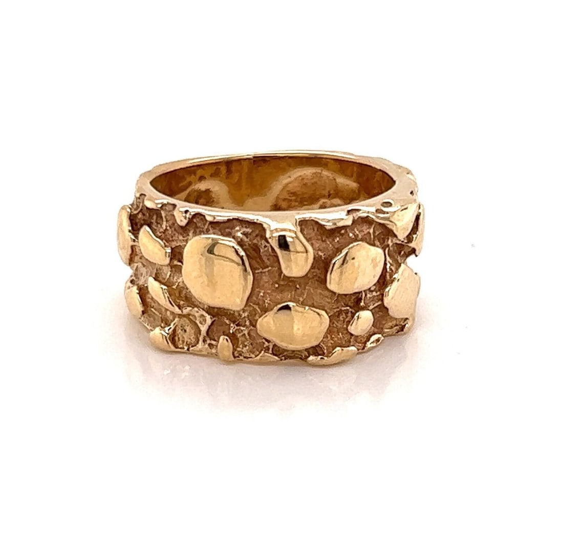 14k Yellow Gold Nugget Design Ring in Size 6.5: 14k Yellow Gold Nugget Design Ring in Size 6.5 This nugget ring is crafted from 14k yellow gold and features an intricate design. It is pre-owned and offers a unique, vintage-inspired look. The ring i