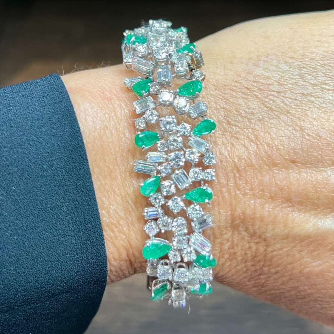18K White Gold Emerald Diamond Bracelet 6.50 Ct Emeralds 19.30 Ct Diamonds: 18K White Gold Emerald Diamond Bracelet 6.50 Ct Emeralds 19.30 Ct Diamonds This exquisite 18K white gold bracelet showcases a stunning combination of emeralds and diamonds. Weighing 36.7 grams, it