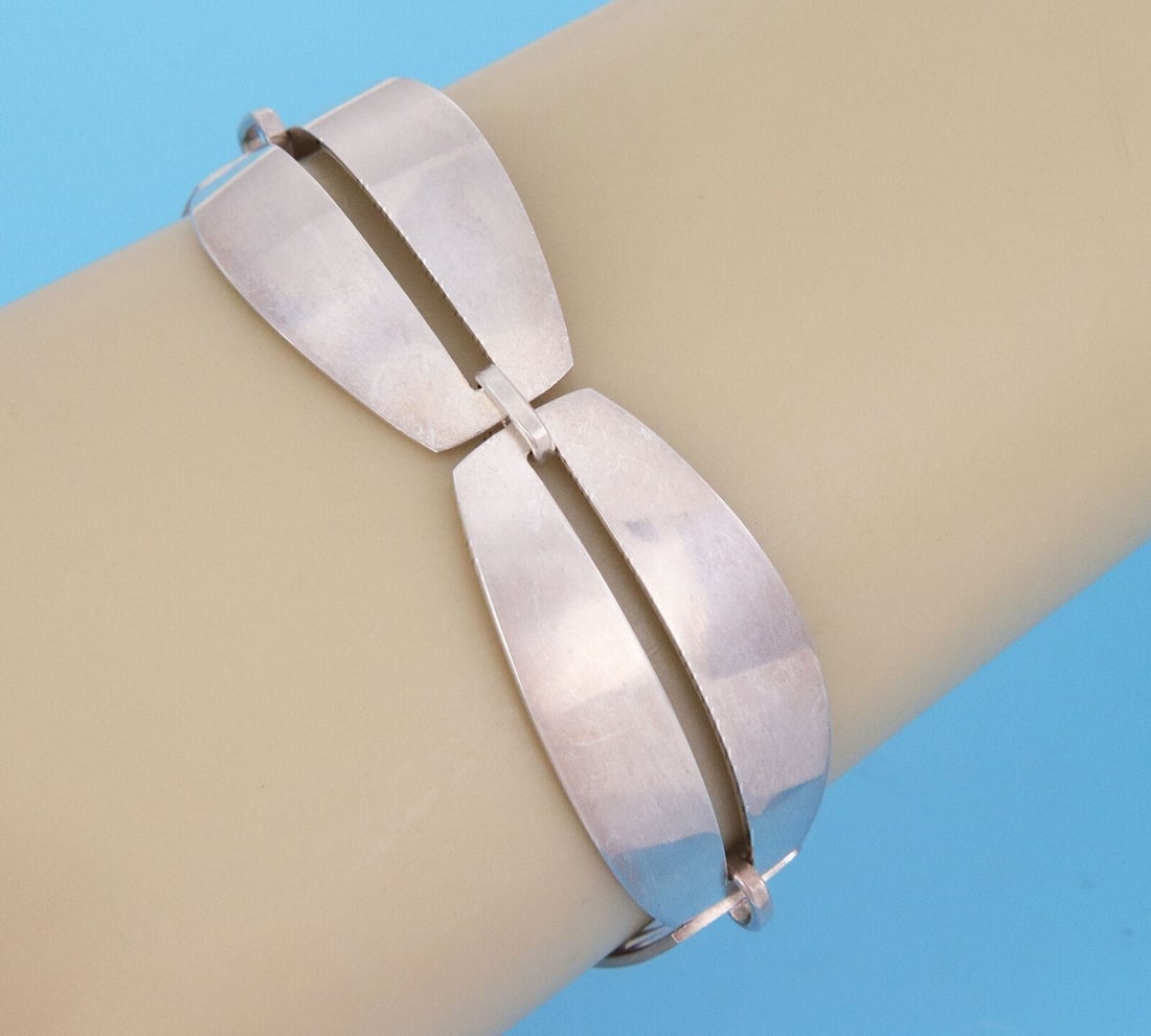 Sterling Silver 6.5 Inch Curved Link Bracelet by Georg Jensen 170: Sterling Silver 6.5 Inch Curved Link Bracelet by Georg Jensen 170 This Georg Jensen #170 bracelet features a distinctive curved link design crafted in sterling silver. Signed by Georg Jensen, this vin