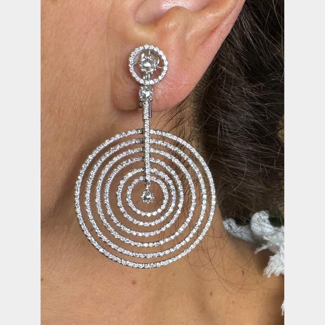 Elegant 18K White Gold Diamond Earrings 5.00 Ct 600 Diamonds: Elegant 18K White Gold Diamond Earrings 5.00 Ct 600 Diamonds Stunning 18K White Gold Diamond Earrings featuring approximately 600 diamonds with a total weight of about 5.00 carats. These exquisite ear