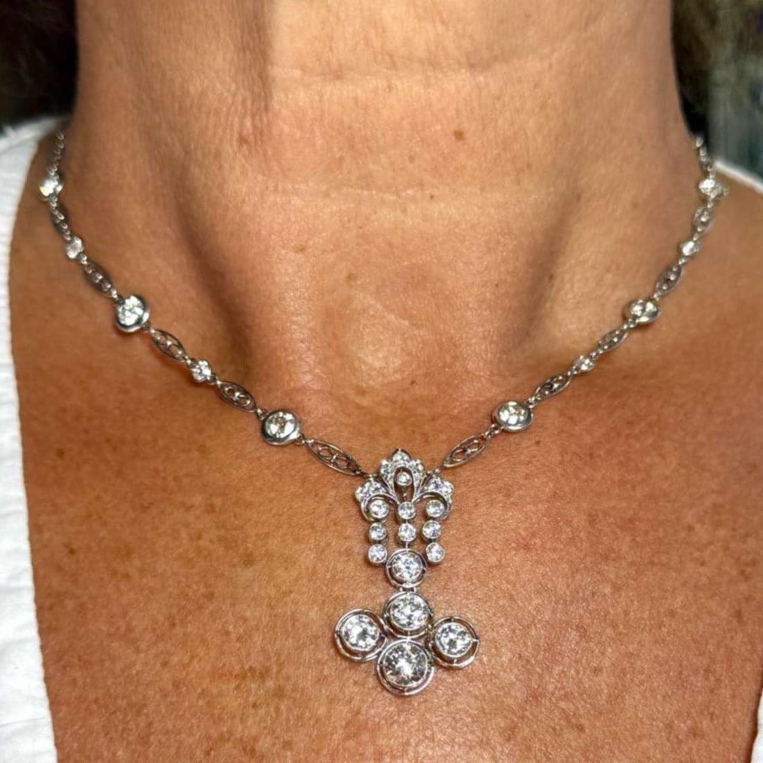 Platinum Necklace with 8.25 Carats Old Mine Diamonds Art Deco Era: Platinum Necklace with 8.25 Carats Old Mine Diamonds Art Deco Era This Art Deco necklace is crafted in platinum and features 40 Old Mine cut diamonds with a total approximate weight of 8.25 carats. Th
