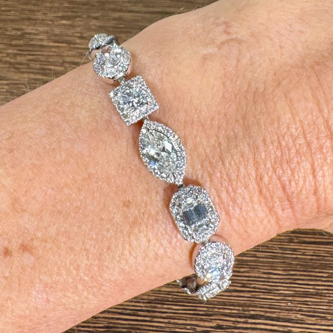 18K White Gold 23.50 Ct Diamond Bracelet 327 Stones F-H VVS-VS: 18K White Gold 23.50 Ct Diamond Bracelet 327 Stones F-H VVS-VS This exquisite 18K white gold bracelet showcases a stunning array of diamonds totaling 23.50 carats. It features 17 larger diamonds weigh
