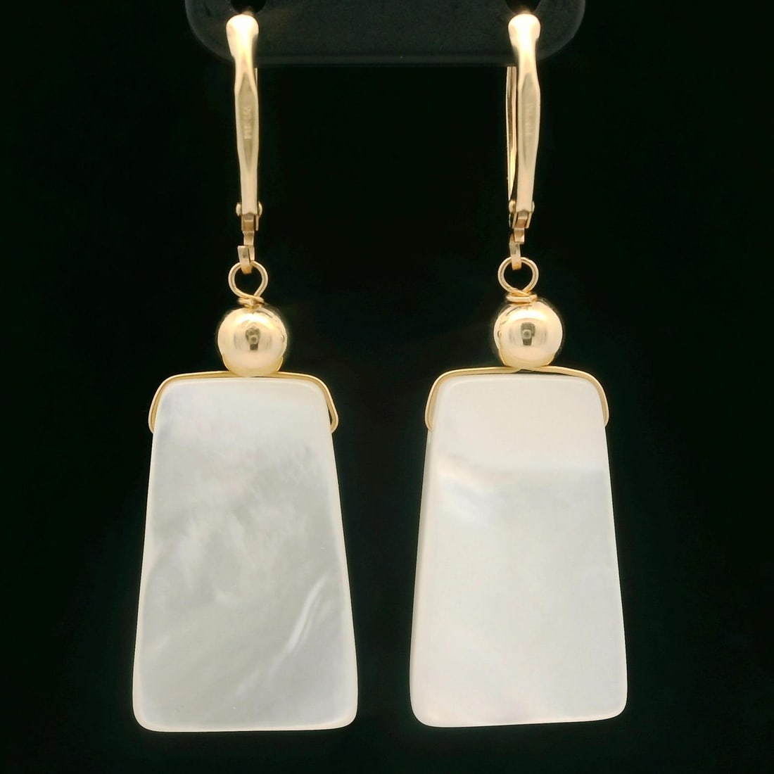 14k Yellow Gold Dangle Earrings with White Mother of Pearl: 14k Yellow Gold Dangle Earrings with White Mother of Pearl These stunning dangle/drop earrings showcase the elegance of solid 14k yellow gold and genuine cultured mother of pearl. Each earring feature
