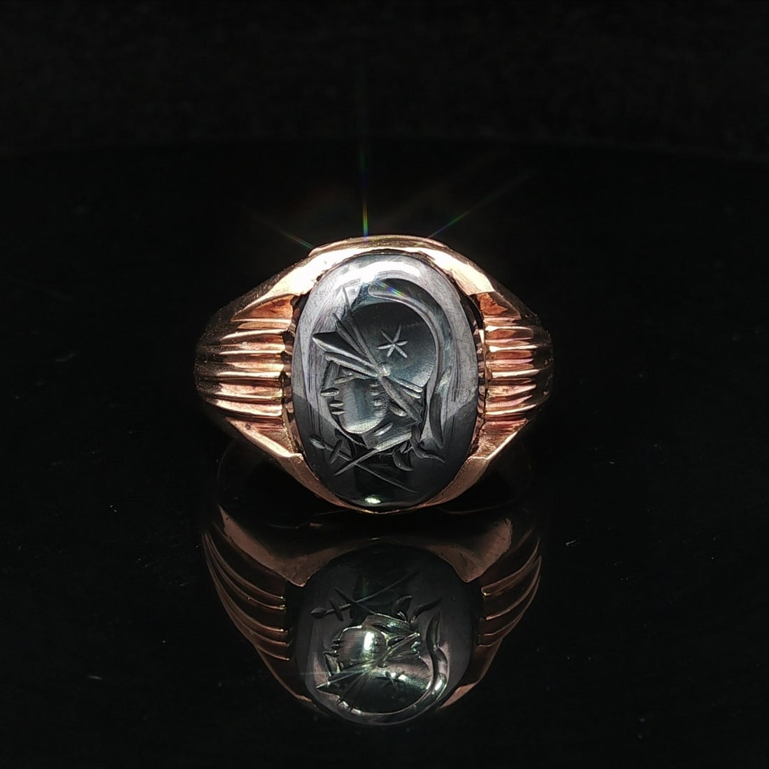 Antique Men's 9-10K Yellow Gold Hematite Intaglio Signet Ring: Antique Men's 9-10K Yellow Gold Hematite Intaglio Signet Ring This exquisite antique signet ring features a solid yellow gold construction, showcasing an oval carved intaglio hematite stone. The natur