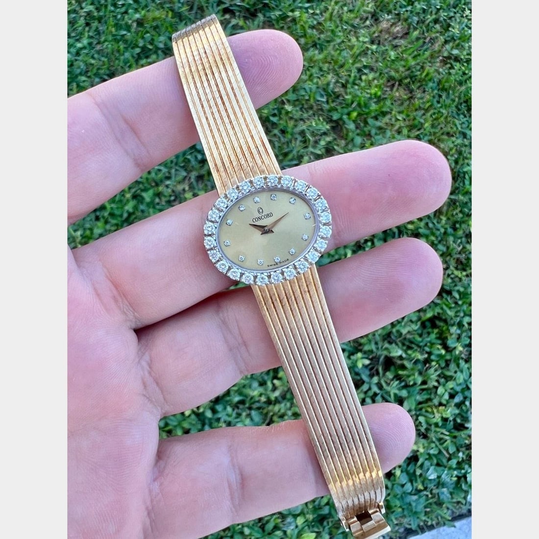 CONCORD 14K Yellow Gold Diamond Ladies Watch 1.50 Ct Bezel: CONCORD 14K Yellow Gold Diamond Ladies Watch 1.50 Ct Bezel This exquisite CONCORD ladies dress watch is crafted from 14K yellow gold, showcasing a stunning diamond bezel and dial. It features 36 diamo