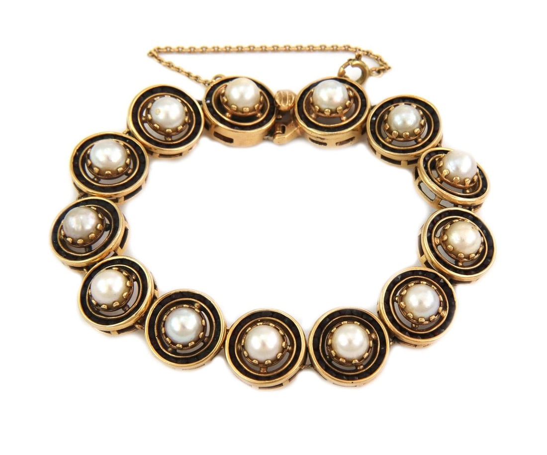 Vintage 14k Yellow Gold Garnet and Pearl Link Bracelet: Vintage 14k Yellow Gold Garnet and Pearl Link Bracelet Discover timeless elegance with this vintage bracelet, meticulously crafted from 14k yellow gold. The bracelet features an open style design with