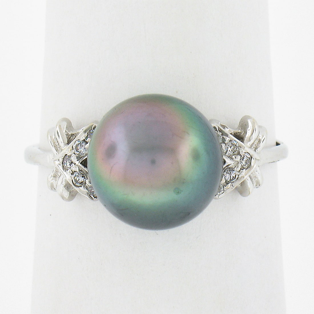 Vintage 18K White Gold Tahitian Pearl Diamond Accent Ring: Vintage 18K White Gold Tahitian Pearl Diamond Accent Ring This stunning vintage cocktail ring features an exquisite 9.1mm round Tahitian pearl, renowned for its captivating gray hue with pink and gree
