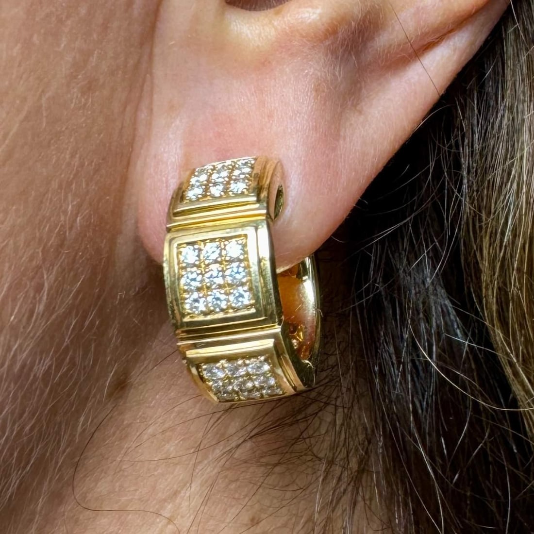 Mauboussin Paris 18K Yellow Gold Mother of Pearl Diamond Earrings: Mauboussin Paris 18K Yellow Gold Mother of Pearl Diamond Earrings Elevate your elegance with these stunning 18K Yellow Gold Earrings from Mauboussin Paris. Adorned with exquisite Mother of Pearl and a