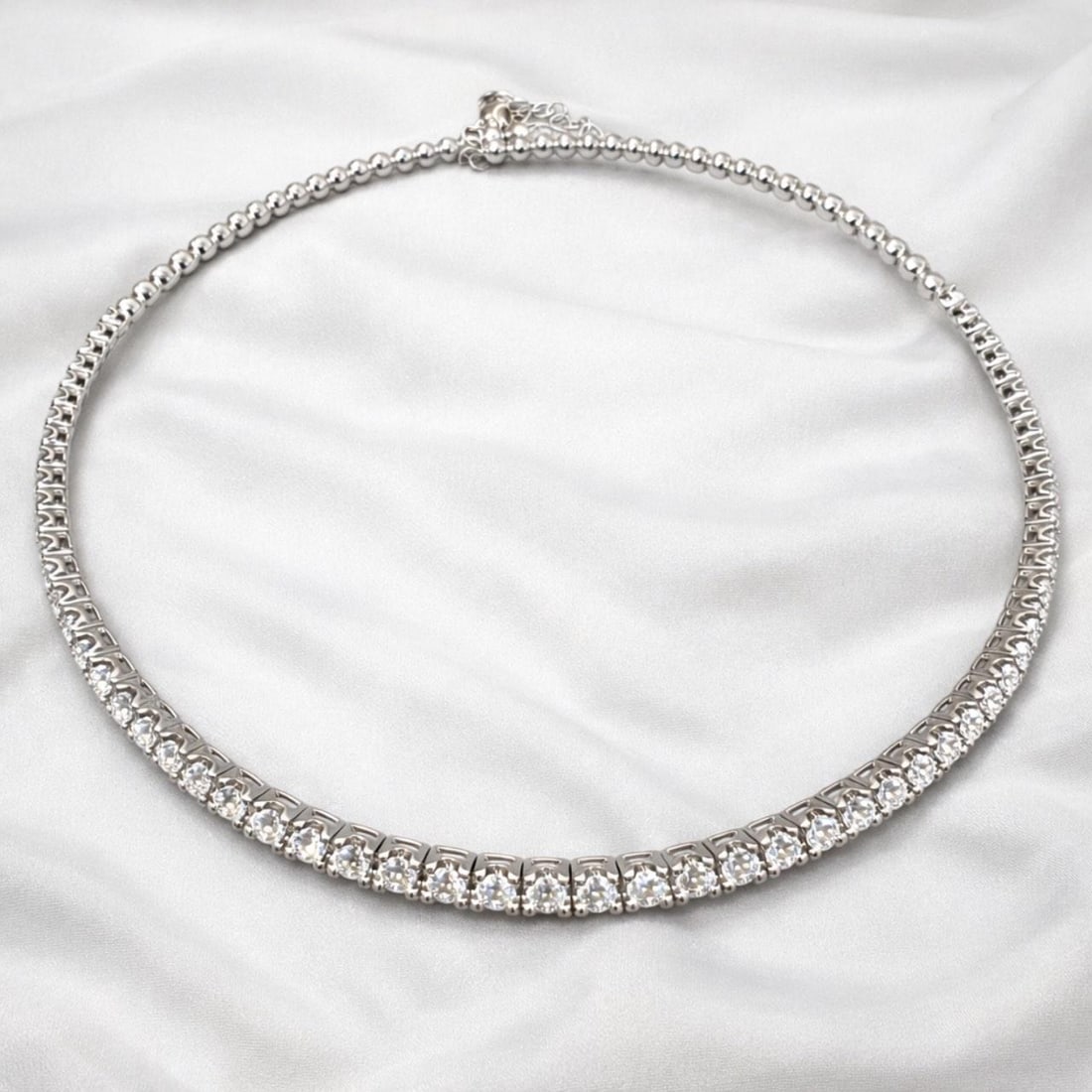 Flexible 4.00 Carat Diamond Choker in 18K White Gold 14 Inch: Flexible 4.00 Carat Diamond Choker in 18K White Gold 14 Inch This flexible choker necklace is crafted from 18K white gold and features 59 diamonds with a total stamped weight of 4.00 carats. The diamo