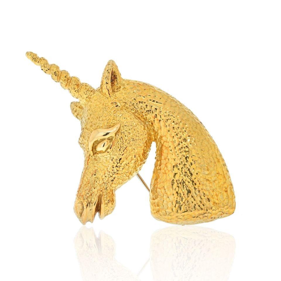 David Webb 18K Yellow Gold Platinum Unicorn Brooch 7cm: David Webb 18K Yellow Gold Platinum Unicorn Brooch 7cm Discover the enchanting charm of this David Webb Unicorn brooch, a stunning piece that combines artistry and elegance. Crafted from a luxurious b