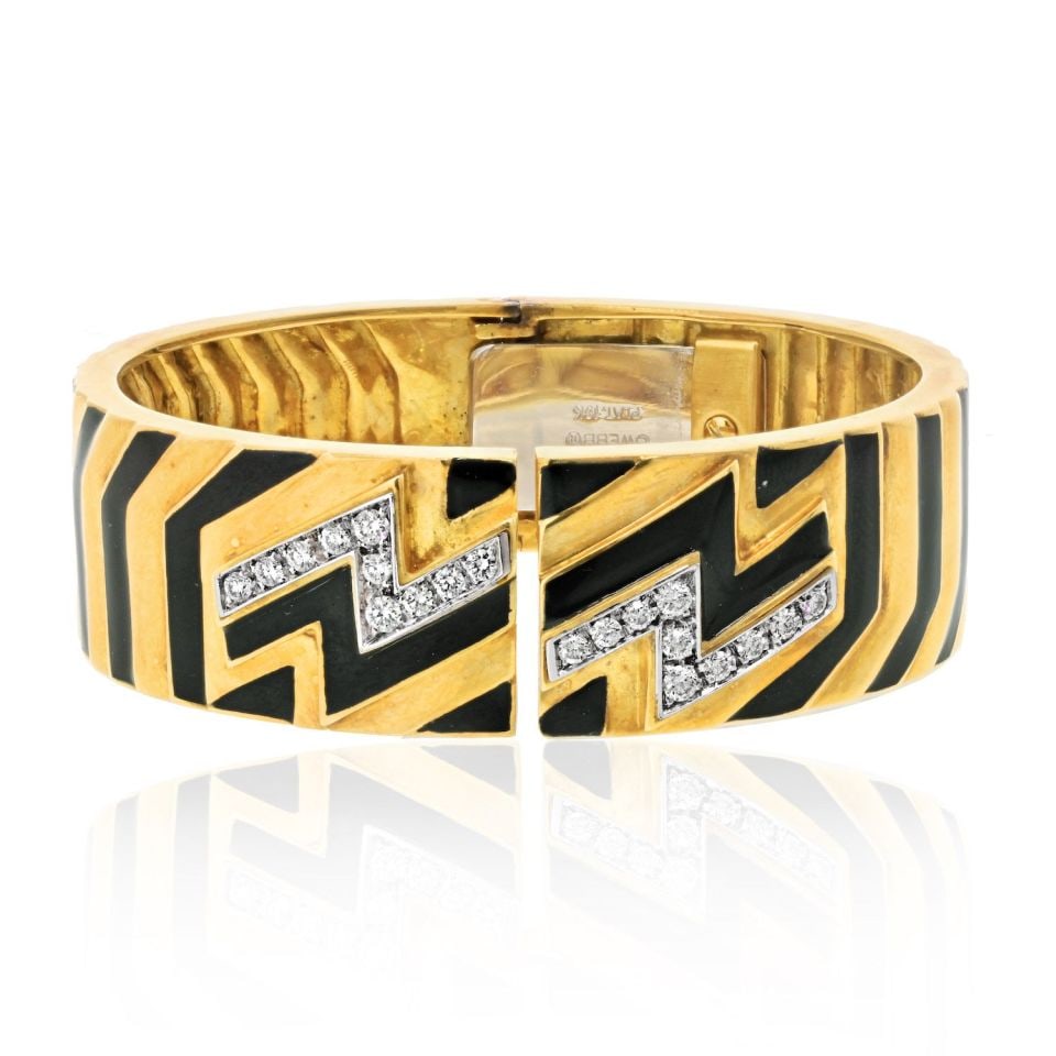 David Webb Zig Zag Diamond Bangle Bracelet Platinum 18K Yellow Gold Black Enamel: David Webb Zig Zag Diamond Bangle Bracelet Platinum 18K Yellow Gold Black Enamel Discover the exquisite David Webb Platinum & 18K Yellow Gold Zig Zag Diamond Motif Black Enamel Bangle Bracelet, a perf