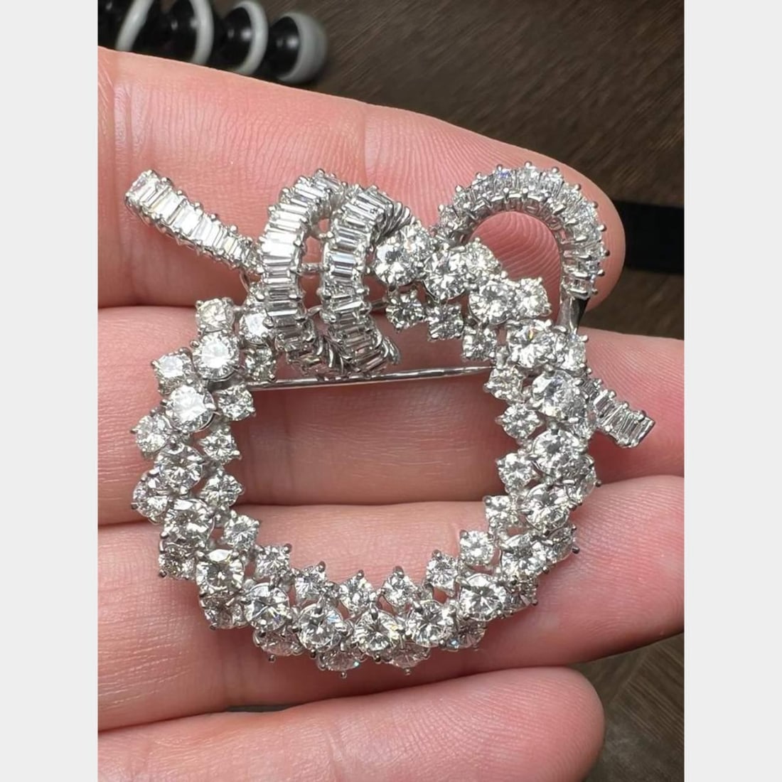 1950s 18K White Gold 10.60 Ct Diamond Brooch Vintage: 1950s 18K White Gold 10.60 Ct Diamond Brooch Vintage This stunning 1950's brooch is crafted from 18K white gold and features a total of 10.60 carats of dazzling diamonds. The brooch is adorned with 56