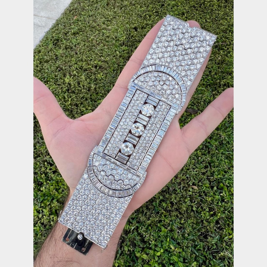 Platinum Diamond Bracelet with 97.20 Carat Total Art Deco Era: Platinum Diamond Bracelet with 97.20 Carat Total Art Deco Era This Art Deco bracelet is crafted in platinum and features an impressive total diamond weight of approximately 97.20 carats. The design is