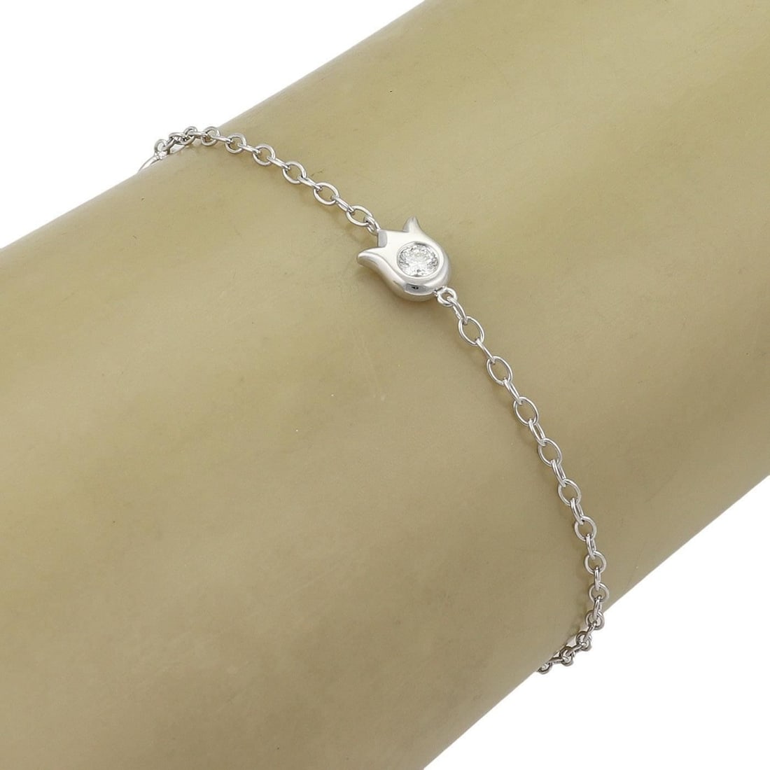 Diamond Floral Charm Bracelet in 18k White Gold with Cartier Papers: Diamond Floral Charm Bracelet in 18k White Gold with Cartier Papers This Cartier Diamond Tulip Floral Charm bracelet features a delicate chain design crafted from 18k white gold. The piece is adorned