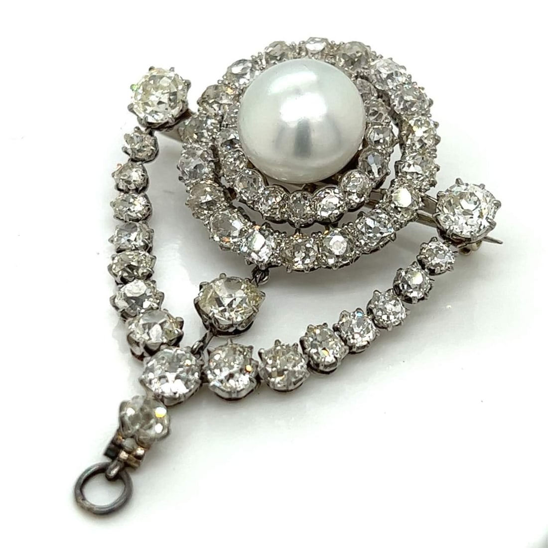 Belle Epoque Platinum Diamond Brooch Pendant with South Sea Pearl: Belle Epoque Platinum Diamond Brooch Pendant with South Sea Pearl This exquisite Belle Epoque brooch/pendant features a stunning combination of platinum, diamonds, and a South Sea pearl. The piece sho