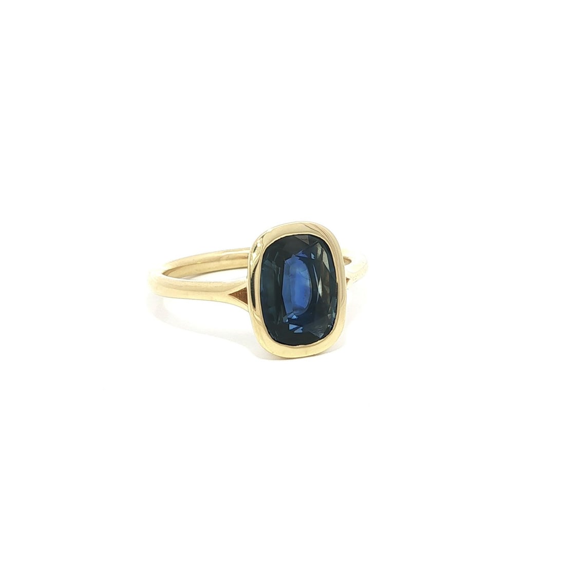 18k Yellow Gold GIA 2.16ct Cushion Cut Blue Sapphire Solitaire Ring: 18k Yellow Gold GIA 2.16ct Cushion Cut Blue Sapphire Solitaire Ring This exquisite 18k yellow gold solitaire ring features a stunning 2.16ct natural blue sapphire, elegantly cut in a long cushion shap