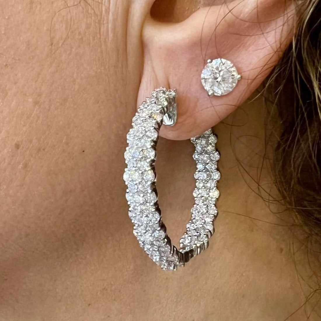 Elegant 18K White Gold 8.50 Ct Diamond Hoop Earrings: Elegant 18K White Gold 8.50 Ct Diamond Hoop Earrings Elevate your elegance with these stunning 18K White Gold Inside Outside Hoop Earrings, adorned with a total of 218 dazzling diamonds weighing appro