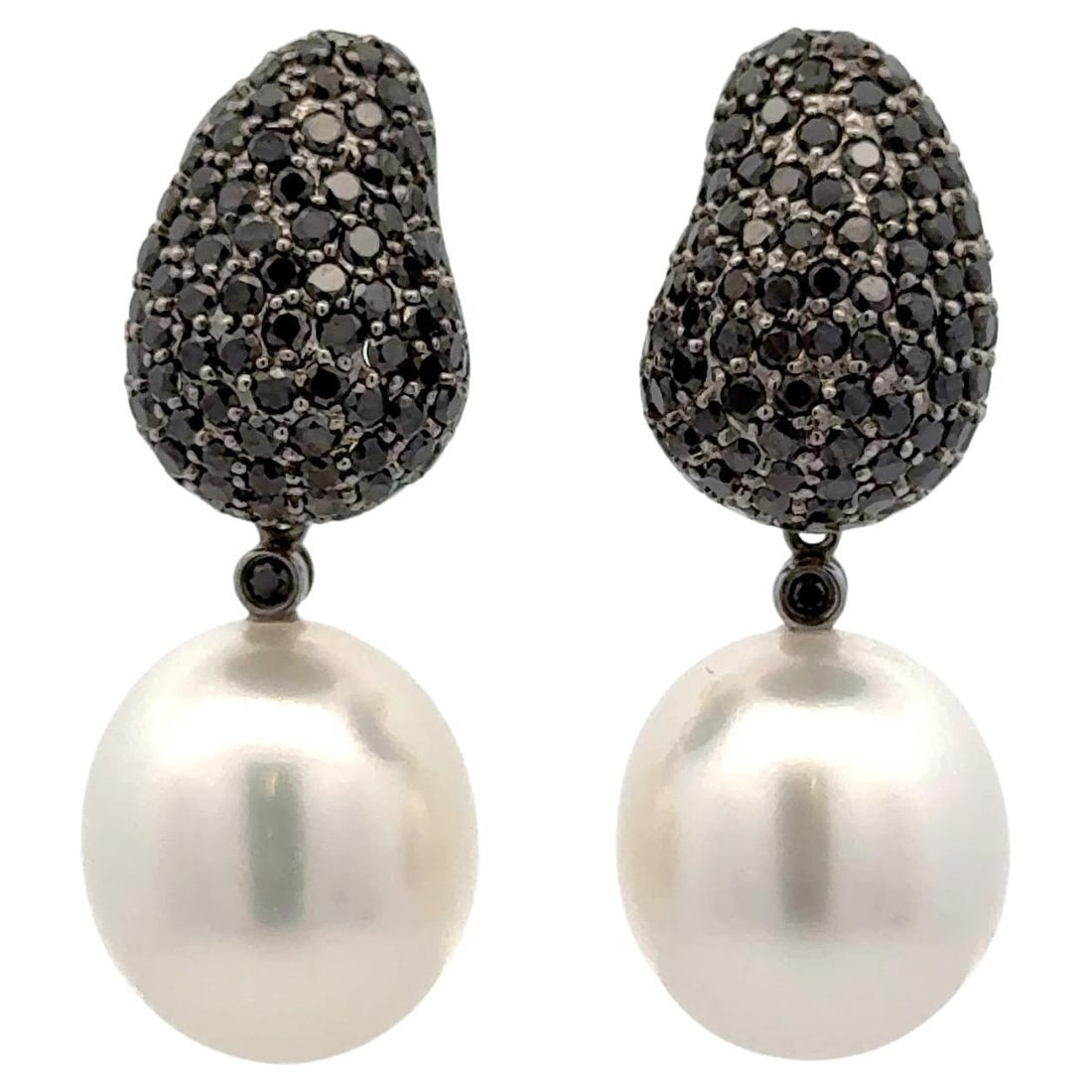 Harbor Diamonds 18K White Gold Black Diamond Pearl Drop Earrings 2.80 Carats: Harbor Diamonds 18K White Gold Black Diamond Pearl Drop Earrings 2.80 Carats Elevate your style with these exquisite drop earrings, crafted from 18k white gold. Featuring a stunning array of 188 round