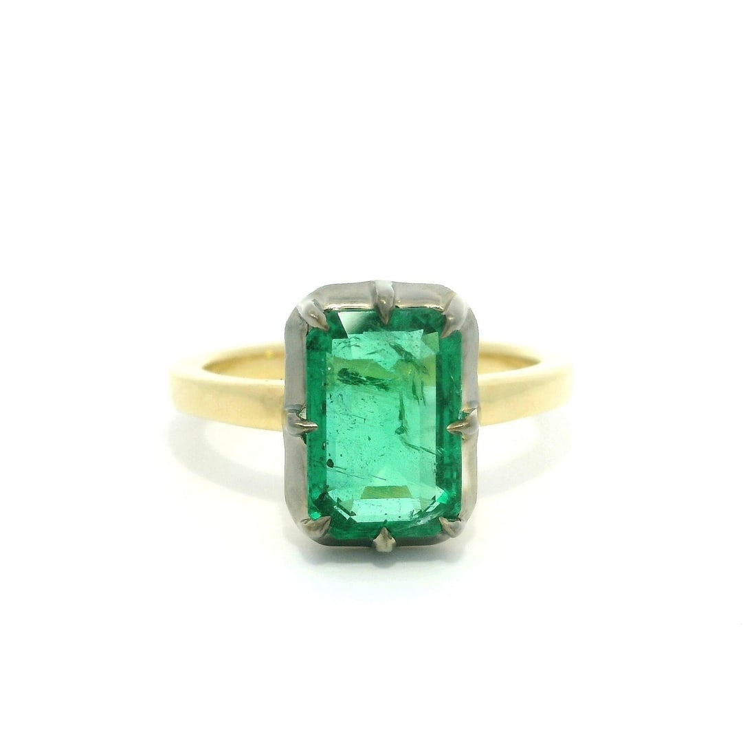 GIA Certified 2.44ct Emerald Solitaire Ring in 18k Yellow Gold: GIA Certified 2.44ct Emerald Solitaire Ring in 18k Yellow Gold This exquisite solitaire ring features a stunning natural emerald, certified by GIA, with a total carat weight of 2.44ct. The emerald is