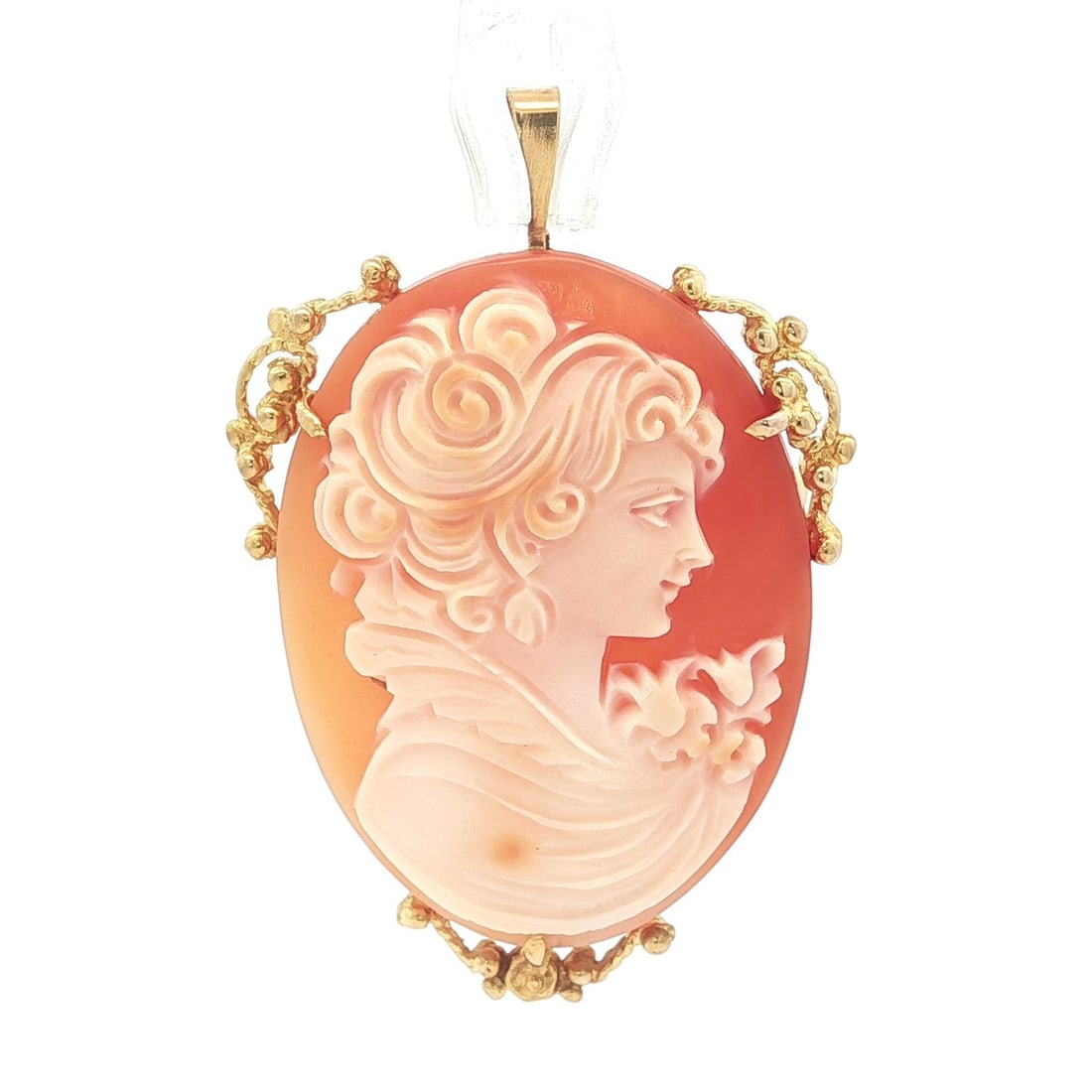 Vintage 14k Yellow Gold Carved Shell Cameo Lady Brooch Pendant: Vintage 14k Yellow Gold Carved Shell Cameo Lady Brooch Pendant This exquisite vintage pendant brooch features a beautifully carved shell cameo of a lady's portrait, elegantly set in solid 14k yellow g