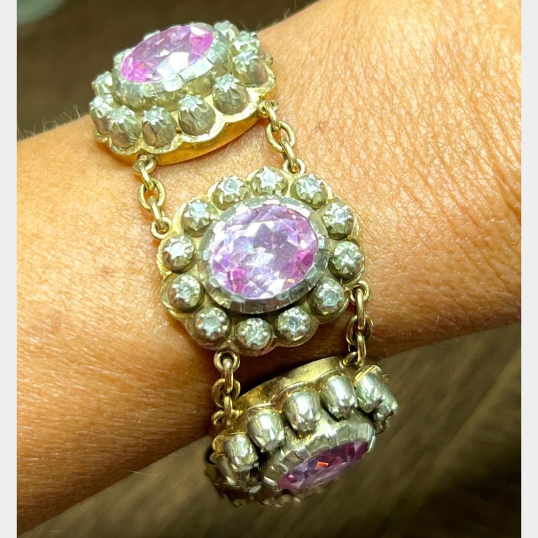 18K Yellow Gold Silver Pink Quartz Diamond Bracelet 84.9g: 18K Yellow Gold Silver Pink Quartz Diamond Bracelet 84.9g This exquisite bracelet combines the elegance of 18K yellow gold and silver with the soft hue of pink quartz and the brilliance of diamonds. T