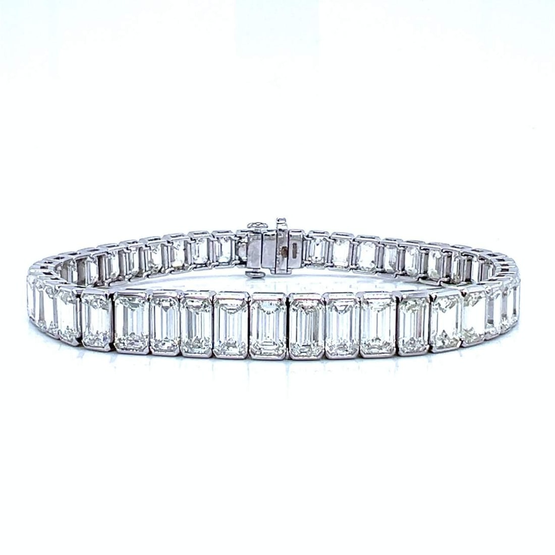Elegant Platinum Tennis Bracelet 30.50 Ct Emerald-cut Diamonds G-I VVS-VS: Elegant Platinum Tennis Bracelet 30.50 Ct Emerald-cut Diamonds G-I VVS-VS This exquisite platinum graduated tennis bracelet showcases 45 emerald-cut diamonds with a total weight of approximately 30.50