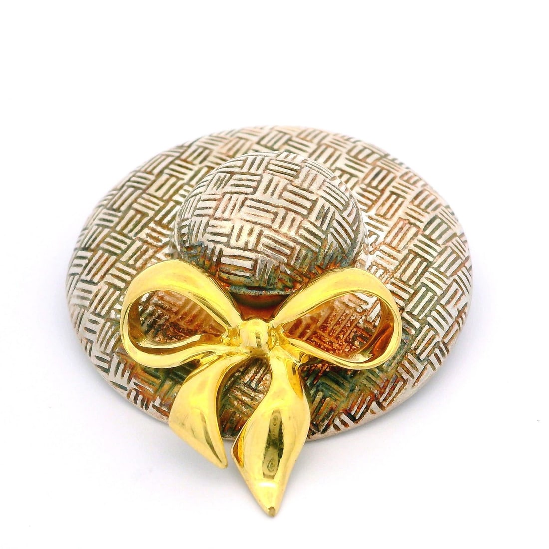 Vintage Sterling Silver Basket Weave Hat Brooch with 18K Gold Bow: Vintage Sterling Silver Basket Weave Hat Brooch with 18K Gold Bow This exquisite vintage brooch features a charming basket weave texture in sterling silver, accented by a delightful 18k yellow gold bo