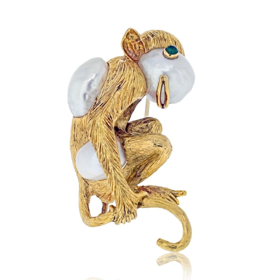 David Webb Monkey Brooch Platinum 18K Gold Pearl Emerald Eyes: David Webb Monkey Brooch Platinum 18K Gold Pearl Emerald Eyes Delight in the whimsical charm of this exquisite David Webb brooch, featuring a playful monkey design. Crafted with a luxurious combinatio