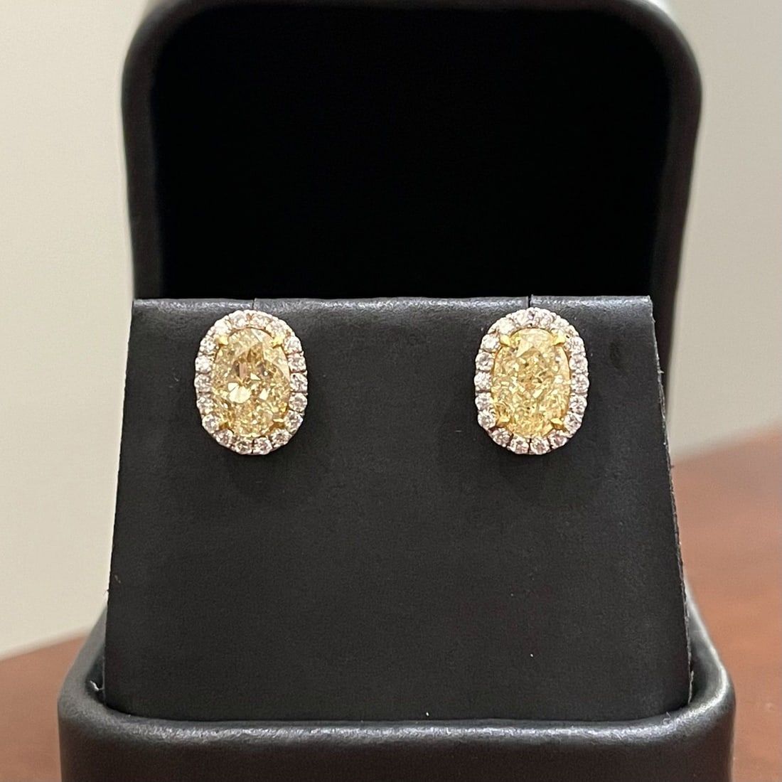 Loose Diamond - OVAL 1.28ct Fancy Light Yellow SI2: Loose Diamond - OVAL 1.28ct Fancy Light Yellow SI2 Source: Natural Shape: OVAL Carats: 1.28 Color: Fancy Light Yellow Certification: GIA PLEASE NOTE: Framed, Large, or heavy items do not have