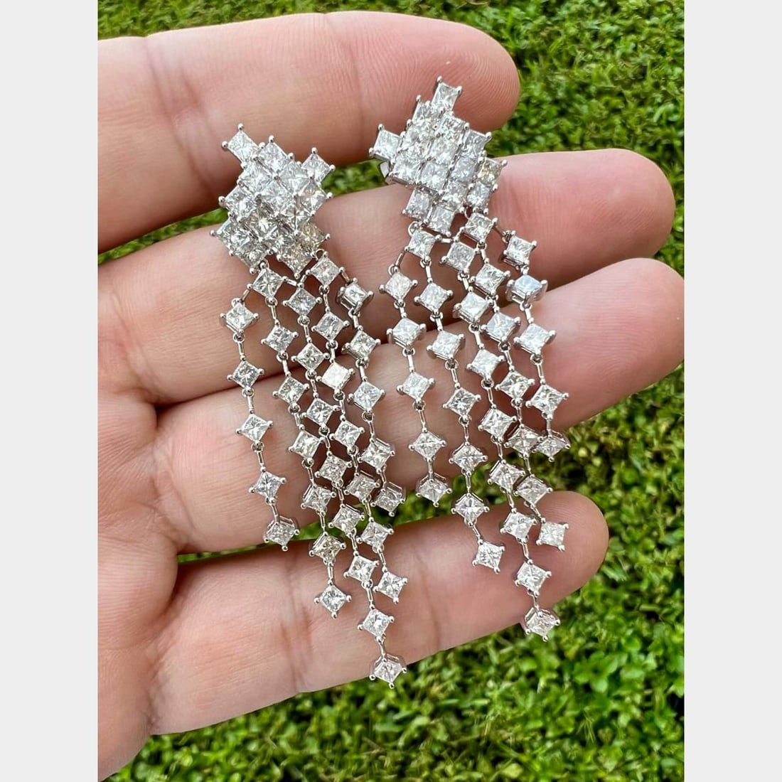 Elegant 18K White Gold Diamond Earrings 10.44 Ct 94 Diamonds: Elegant 18K White Gold Diamond Earrings 10.44 Ct 94 Diamonds Stunning 18K white gold earrings featuring a total of 94 diamonds with an impressive combined weight of 10.44 ct. These exquisite earrings