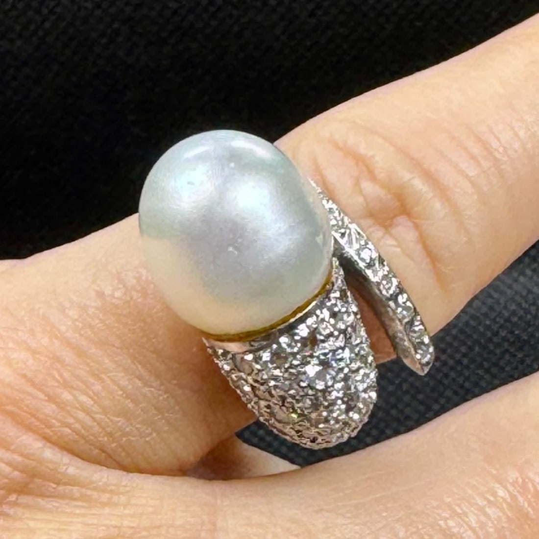 18K White Gold South Sea Pearl Diamond Ring 1.50 Ct: 18K White Gold South Sea Pearl Diamond Ring 1.50 Ct This exquisite 18K White Gold ring features a stunning 11.5mm South Sea Pearl elegantly complemented by 57 sparkling diamonds, totaling approximatel