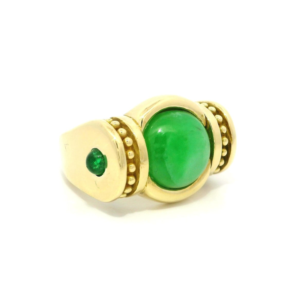 18k Yellow Gold Jade Emerald Band Ring Natural Cabochon 9.7mm: 18k Yellow Gold Jade Emerald Band Ring Natural Cabochon 9.7mm This stunning band ring features a captivating design crafted from 18k solid yellow gold. At its center, it showcases a natural green jade