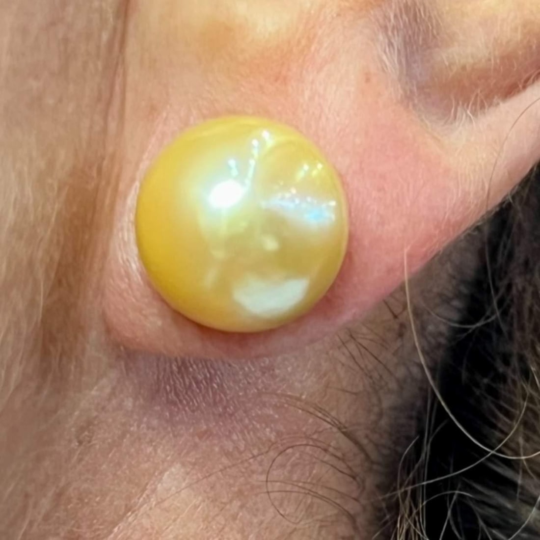 Elegant 18K Yellow Gold South Sea Pearl Earrings 13mm: Elegant 18K Yellow Gold South Sea Pearl Earrings 13mm Elevate your elegance with these stunning 18K Yellow Gold South Sea Pearl Earrings. Each earring features a beautiful South Sea pearl measuring ap