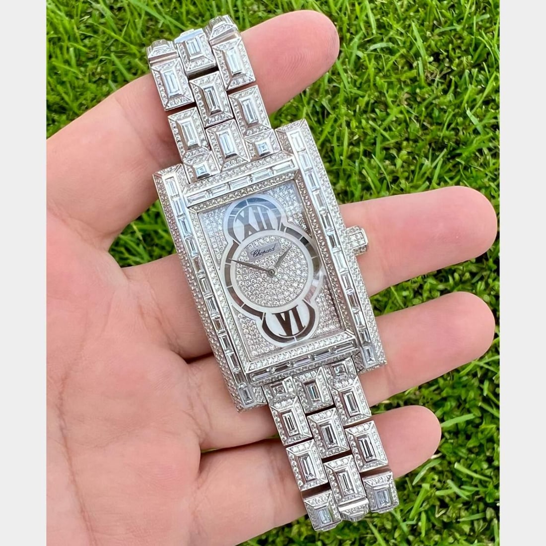 Chopard Classique Femme 18K White Gold Diamond Watch 45.00 Ct: Chopard Classique Femme 18K White Gold Diamond Watch 45.00 Ct This exquisite Chopard Classique Femme watch features an elegant design crafted from 18K white gold. It is adorned with numerous all-origi