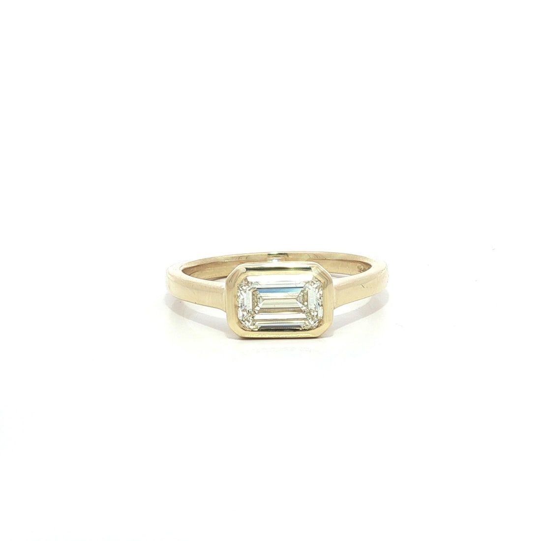 GIA Certified 1.07ct Emerald Cut Diamond Solitaire Ring in 18k Yellow Gold: GIA Certified 1.07ct Emerald Cut Diamond Solitaire Ring in 18k Yellow Gold This ring features a natural emerald-cut diamond with a 1.07 carat weight, L color, and VVS2 clarity, securely bezel set in s