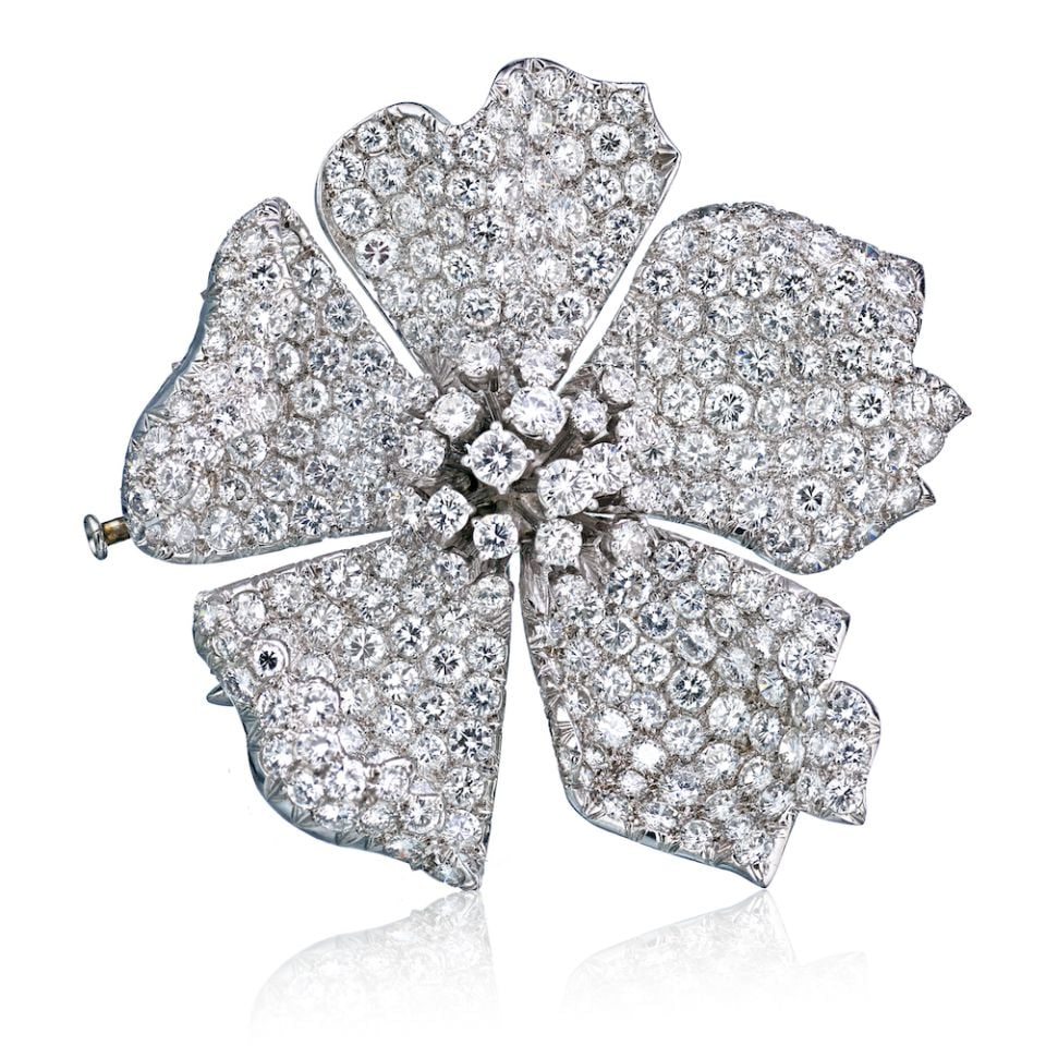 David Webb Platinum Flower Brooch 22 Carat Diamond Signed WEBB: David Webb Platinum Flower Brooch 22 Carat Diamond Signed WEBB This exquisite David Webb brooch showcases a stunning flower design crafted from luxurious platinum. Adorned with 285 round diamonds, thi