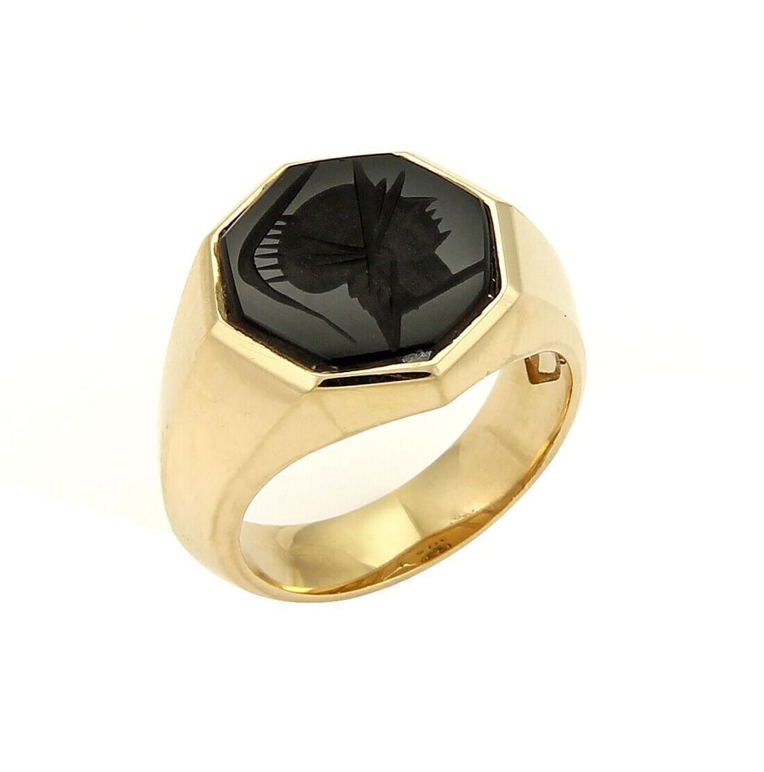 Onyx Intaglio Octagonal 18k Yellow Gold David Yurman Ring Size 8: Onyx Intaglio Octagonal 18k Yellow Gold David Yurman Ring Size 8 This David Yurman ring features an octagonal onyx intaglio set in an 18k yellow gold band. The piece is signed and crafted with detaile