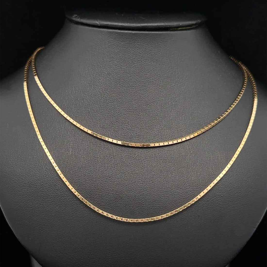 Vintage 14k Yellow Gold 30 Inch Box Chain Necklace with Barrel Clasp: Vintage 14k Yellow Gold 30 Inch Box Chain Necklace with Barrel Clasp This vintage necklace features a stunning 30-inch long box-like chain crafted from solid 14k yellow gold, weighing 9.84 grams. The