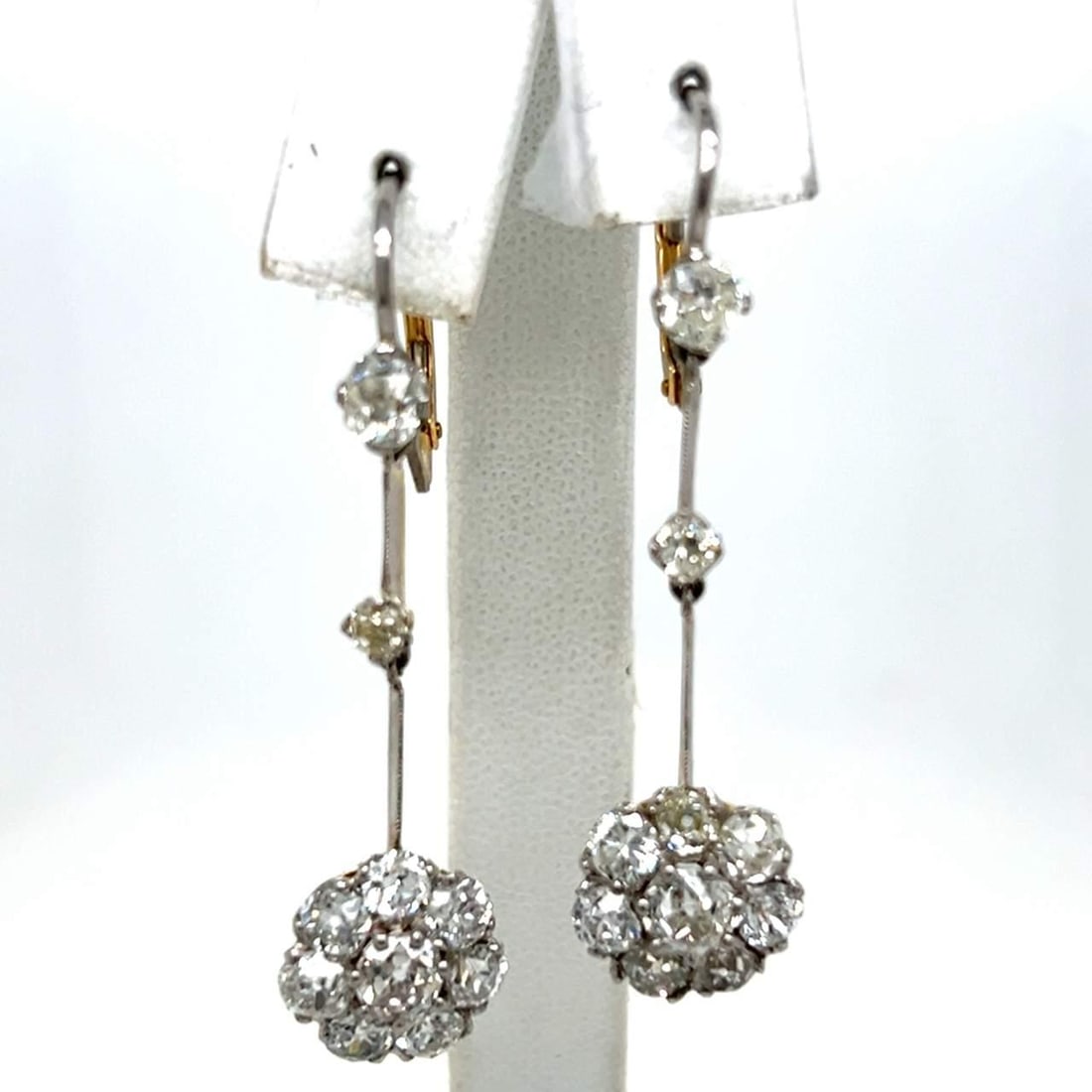 Elegant Platinum 18K Yellow Gold 4.40 Ct Diamond Earrings: Elegant Platinum 18K Yellow Gold 4.40 Ct Diamond Earrings These exquisite earrings are crafted from a combination of platinum and 18K yellow gold, showcasing a stunning total diamond weight of approxi