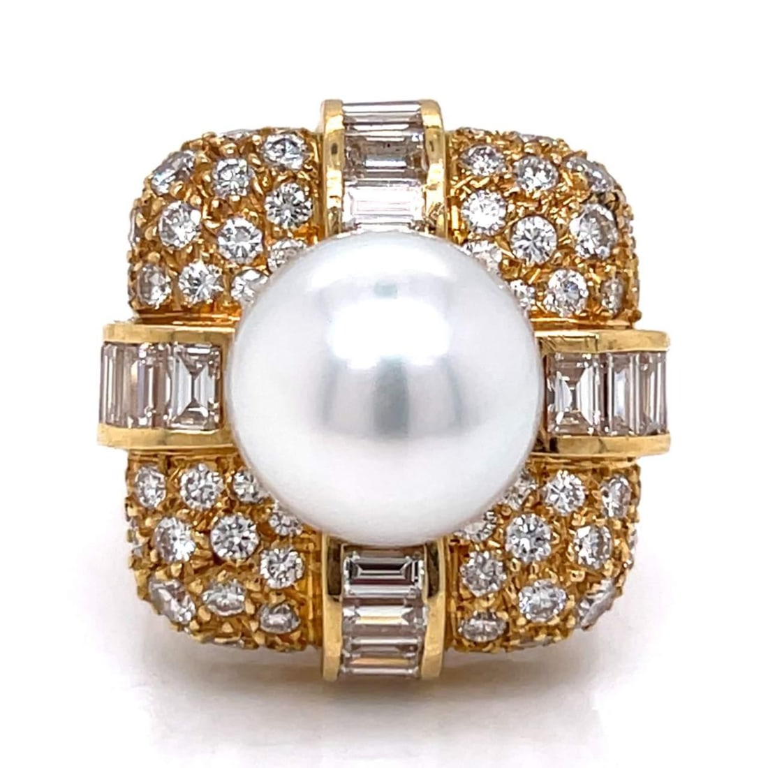 18K Yellow Gold South Sea Pearl Diamond Ring 4.00 Ct: 18K Yellow Gold South Sea Pearl Diamond Ring 4.00 Ct This exquisite 18K Yellow Gold ring showcases a stunning South Sea Pearl, approximately 11.8mm in size, surrounded by a total of 114 diamonds weigh