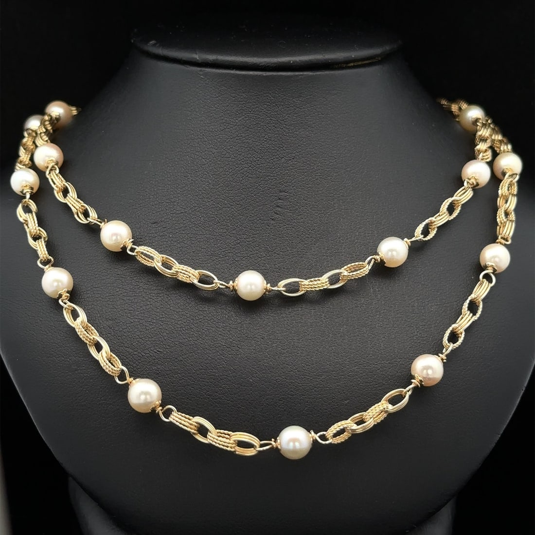 UnoAErre 14k Gold 36 Inch Pearl Twisted Link Necklace: UnoAErre 14k Gold 36 Inch Pearl Twisted Link Necklace This exquisite UnoAErre necklace features a stunning design crafted from solid 14k yellow gold. The 36-inch long chain is elegantly composed of tw
