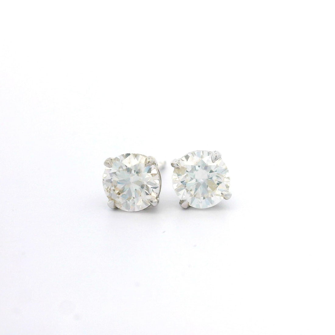 Classic 14k White Gold 1.14ctw Diamond Stud Earrings: Classic 14k White Gold 1.14ctw Diamond Stud Earrings Enhance your elegance with these stunning Classic 14k White Gold Stud Earrings, featuring a total of 1.14 carats of fiery diamonds. Each earring sh