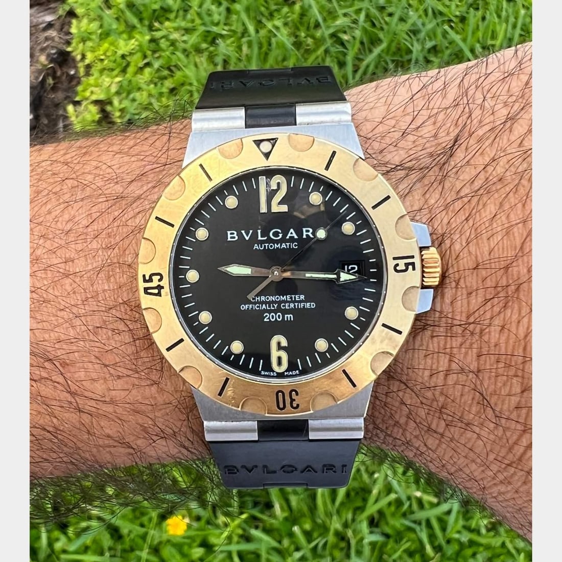 BVLGARI Diagono 18K Gold Stainless Steel Watch Model SD 38 SG: BVLGARI Diagono 18K Gold Stainless Steel Watch Model SD 38 SG This BVLGARI Diagono Watch features a luxurious combination of 18K gold and stainless steel, exemplifying elegance and durability. With a