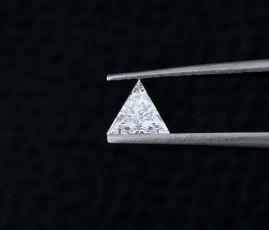 Loose Diamond - TRIANGULAR 0.38ct E VVS2: Loose Diamond - TRIANGULAR 0.38ct E VVS2 Source: This is a real non-mined Diamond that has been grown in a lab Shape: TRIANGULAR Carats: 0.38 Color: E Clarity: VVS2 Certification: NONE Video: