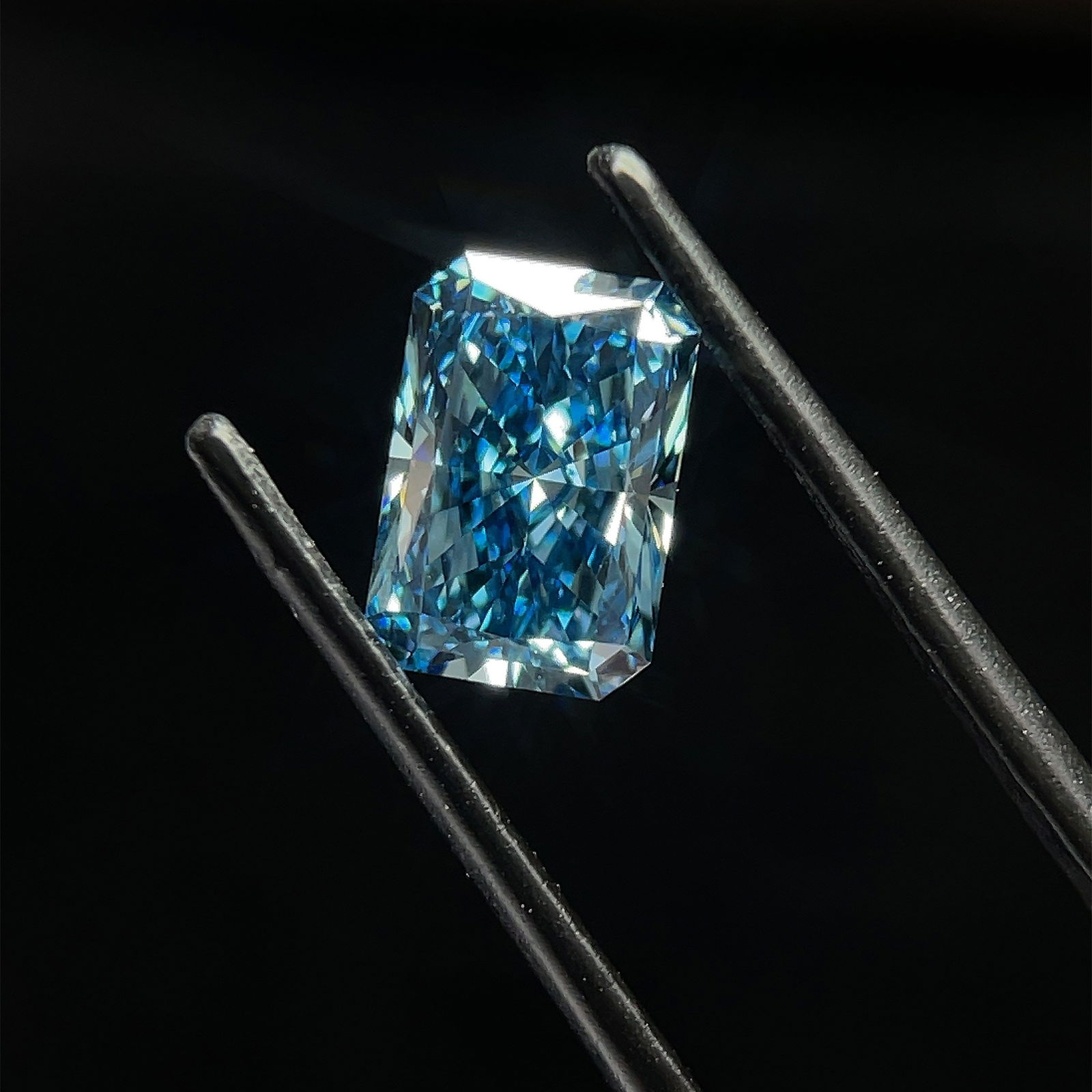 Loose Diamond - RADIANT 2.03ct Blue VS2: Loose Diamond - RADIANT 2.03ct Blue VS2 Source: This is a real non-mined Diamond that has been grown in a lab Shape: RADIANT Carats: 2.03 Color: Blue Certification: NONE PLEASE NOTE: Framed,
