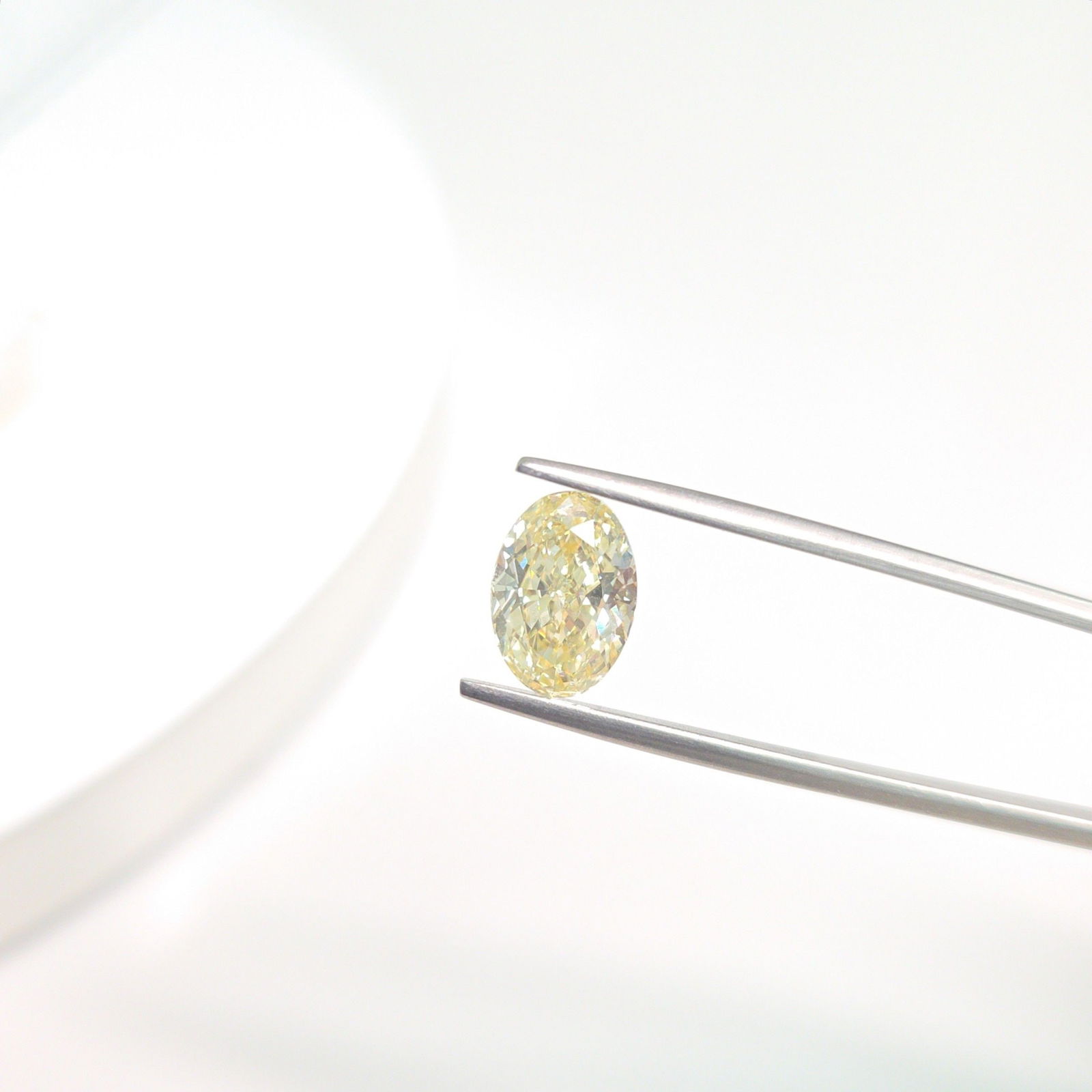 Loose Diamond - OVAL 2.55ct Fancy Light Yellow VS2: Loose Diamond - OVAL 2.55ct Fancy Light Yellow VS2 Source: This is a real non-mined Diamond that has been grown in a lab Shape: OVAL Carats: 2.55 Color: Fancy Light Yellow Certification: IGI Video: